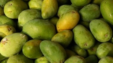 Sepette yeşil mango