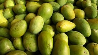 Sepette yeşil mango