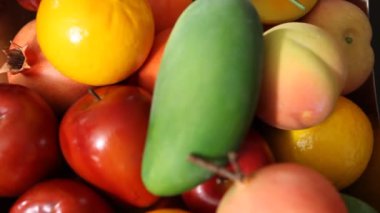 Kâsedeki farklı Hint meyveleri.