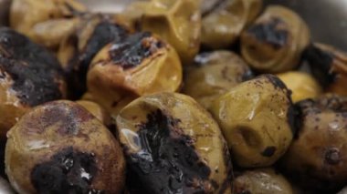 Bahçedeki hasarlı mango