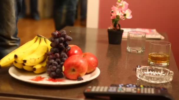 病院の中の果物りんご — ストック動画