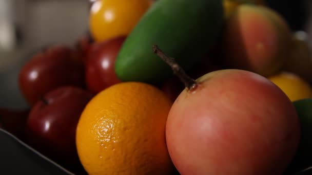 Διαφορετικά Φρούτα Της Ινδίας Στο Μπολ — Αρχείο Βίντεο