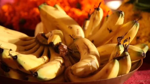 Bananer Vid Hinduisk Bön — Stockvideo