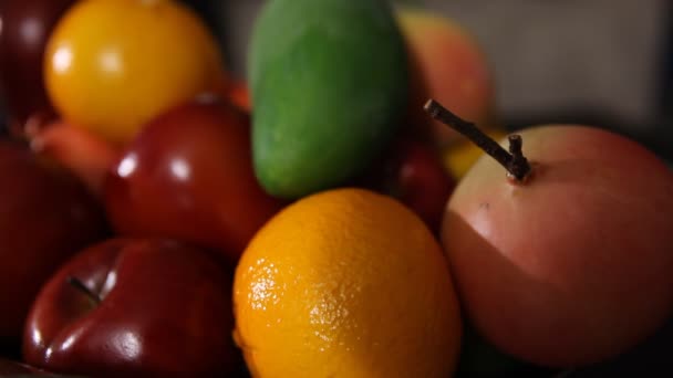 Diferentes Frutas Indias Tazón — Vídeo de stock
