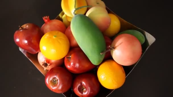 ボウルに異なるインドの果物 — ストック動画