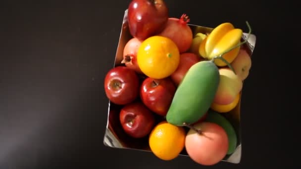 Diferentes Frutas Indias Tazón — Vídeo de stock