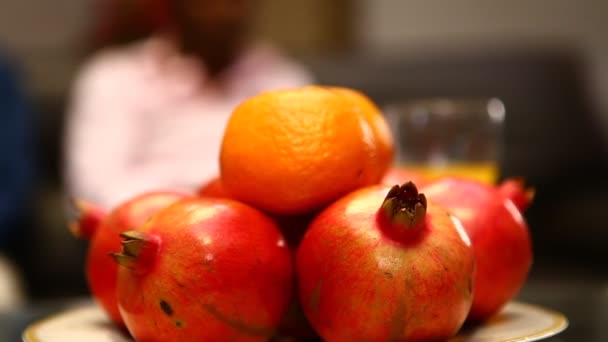 Διαφορετικά Φρούτα Της Ινδίας Στο Μπολ — Αρχείο Βίντεο