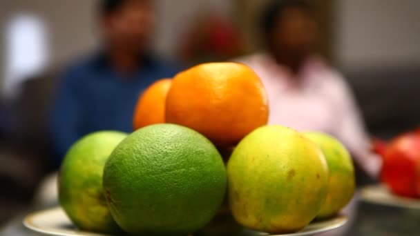 ボウルに異なるインドの果物 — ストック動画