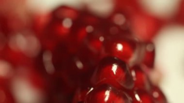 Nar tohumları yakındır.