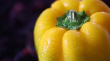 Evde sebzeler kapanıyor.