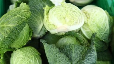 Evde sebzeler kapanıyor.