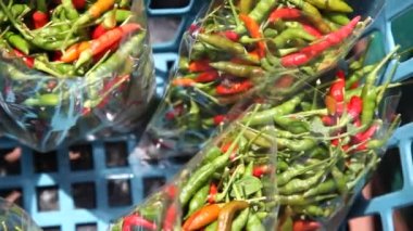 Yeşil ve kırmızı biberli makro shot.