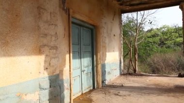 Hindistan 'daki eski binanın dehşet verici görüntüsü.