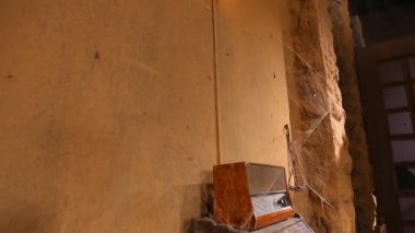 Hindistan 'daki eski binanın dehşet verici görüntüsü.