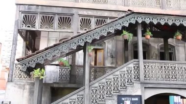 Eski binanın dehşet verici görüntüsü.