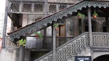 Eski binanın dehşet verici görüntüsü.