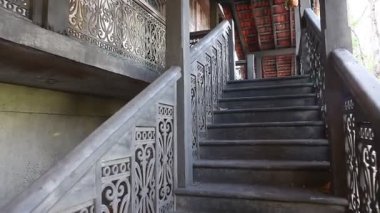 Eski binanın dehşet verici görüntüsü.