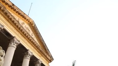 Eski binanın dehşet verici görüntüsü.