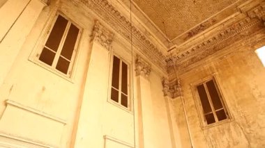 Eski binanın dehşet verici görüntüsü.