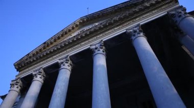 Eski binanın dehşet verici görüntüsü.