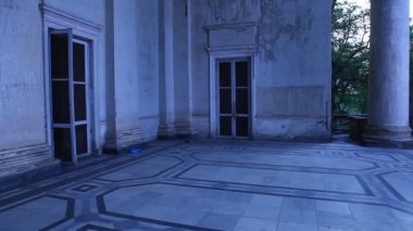 Eski binanın dehşet verici görüntüsü.