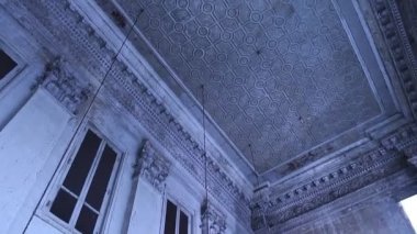 Eski binanın dehşet verici görüntüsü.