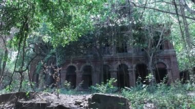 Eski binanın dehşet verici görüntüsü.