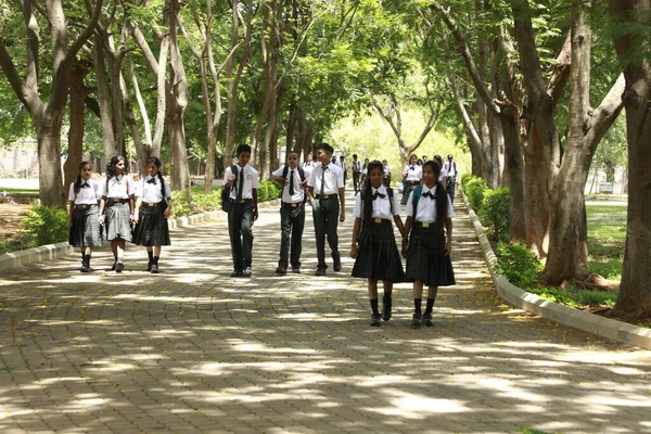 学校でインド人学生ハイデラバードインド2023年6月16日 — ストック写真