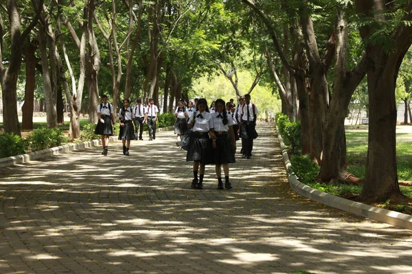 学校でインド人学生ハイデラバードインド2023年6月16日 — ストック写真