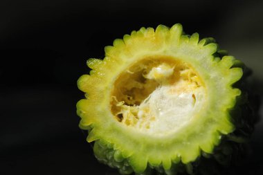 Masanın üstünde acı kabak.