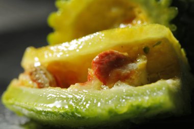 Masanın üstünde acı kabak.