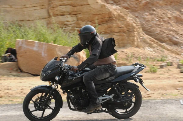 Motocyklista Obszarach Wiejskich Indiach — Zdjęcie stockowe