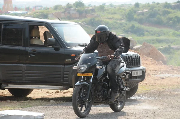 Motor Bike Rider Área Rural India —  Fotos de Stock