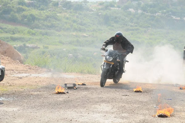 Motor Bike Rider Сельской Местности Индии — стоковое фото