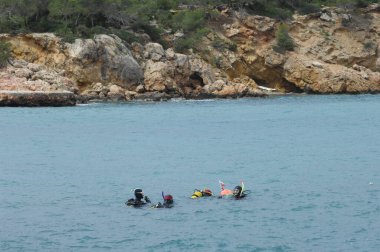 Dalgıçlar Denize Giriyor