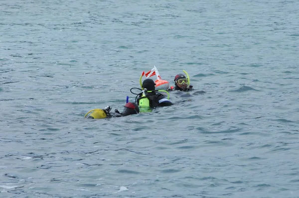 Mergulhadores Entrando Mar — Fotografia de Stock