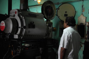 Erkek Film Projektörü Operatörü 25 Ağustos 2023