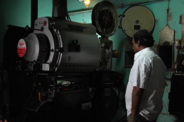 Erkek Film Projektörü Operatörü 25 Ağustos 2023