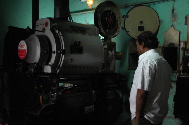 Erkek Film Projektörü Operatörü 25 Ağustos 2023