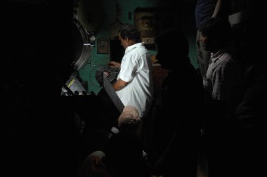 Erkek Film Projektörü Operatörü 25 Ağustos 2023