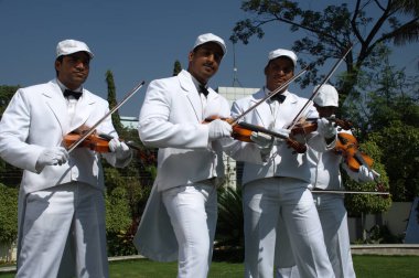 Gitarlı müzisyen parkta 25 Ağustos 2023 Hyderabad India