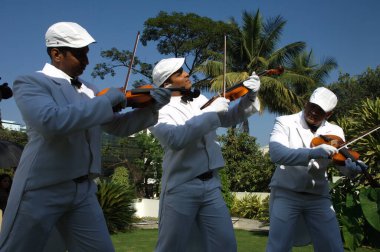 Gitarlı müzisyen parkta 25 Ağustos 2023 Hyderabad India