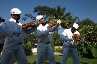 Gitarlı müzisyen parkta 25 Ağustos 2023 Hyderabad India