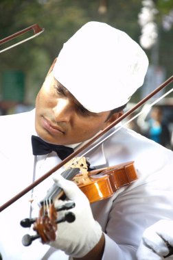 Gitarlı müzisyen parkta 25 Ağustos 2023 Hyderabad India