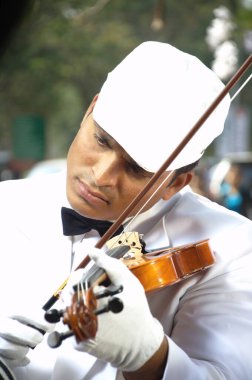 Gitarlı müzisyen parkta 25 Ağustos 2023 Hyderabad India