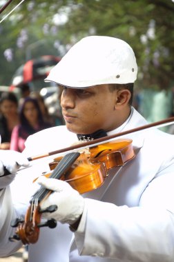 Gitarlı müzisyen parkta 25 Ağustos 2023 Hyderabad India