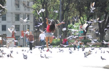 Güvercinli Seksi Kadın Arka Görünümü