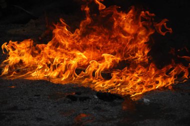 Ateş alevi siyah arkaplanda izole edildi