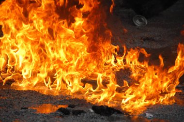 Ateş alevi siyah arkaplanda izole edildi