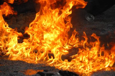 Ateş alevi siyah arkaplanda izole edildi